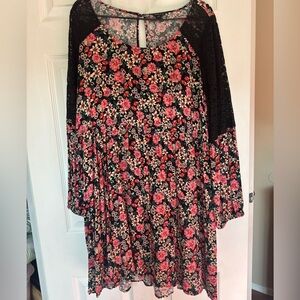 Torrid Size 2 / 2x Boho Floral Dress w/ Lace Inset Shoulders